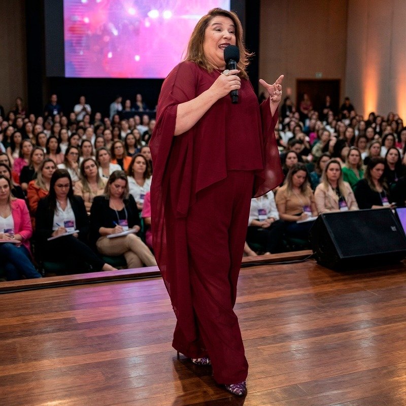 Kátia no palco, plateia lotada de mulheres